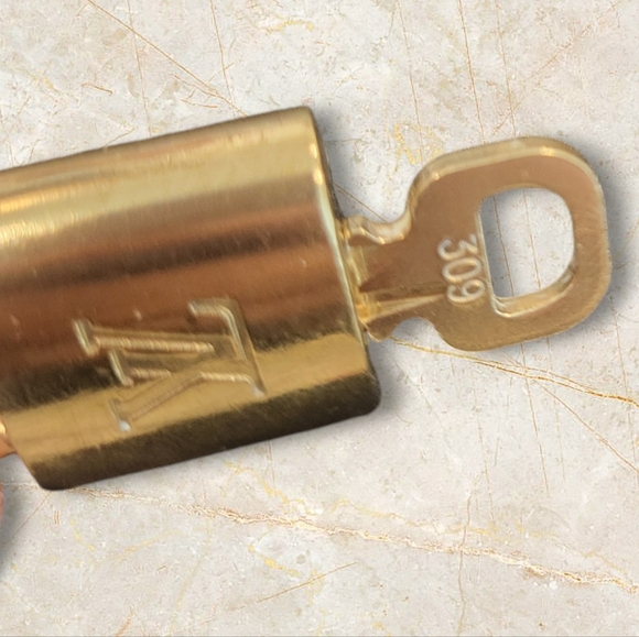 Louis Vuitton Lock and Key #309 Add a touch of luxury to your collection - Picture 2 of 5
